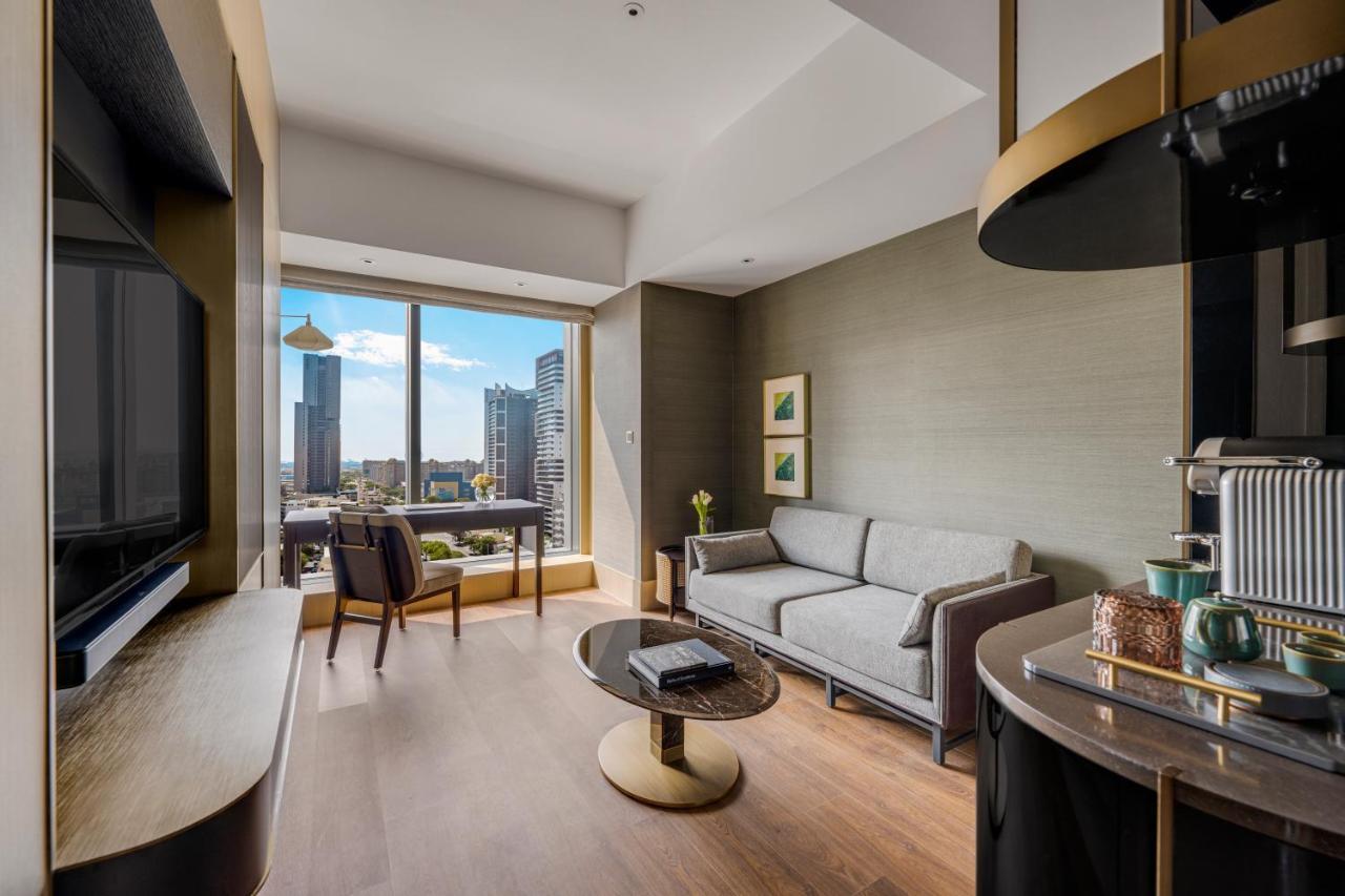 Intercontinental Kaohsiung By Ihg Hotel Екстериор снимка A suite at The Ritz-Carlton, Osaka