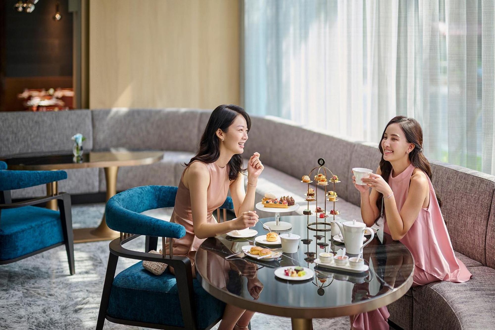 Intercontinental Kaohsiung By Ihg Hotel Екстериор снимка Afternoon tea at The Lounge, The Landmark, Hong Kong