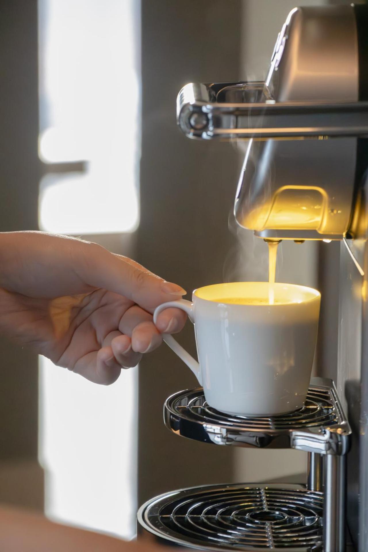 Intercontinental Kaohsiung By Ihg Hotel Стая снимка A coffee machine
