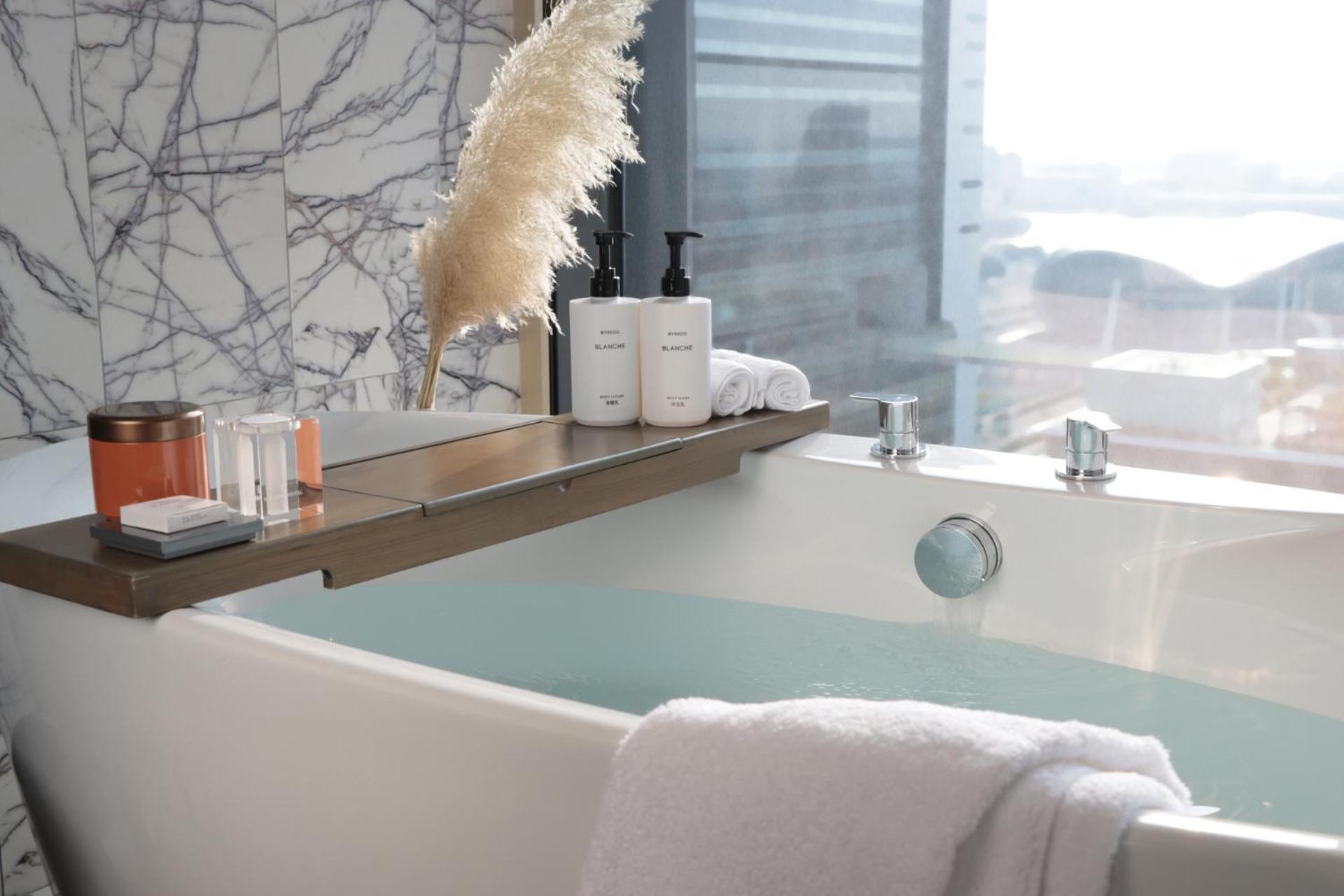 Intercontinental Kaohsiung By Ihg Hotel Екстериор снимка A modern bathtub